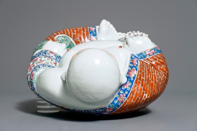 Een grote Chinese famille rose figuur van Boeddha, 19/20e eeuw